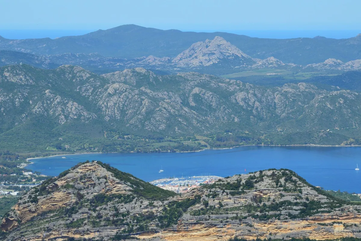 Adrasan çevresinde deniz manzaralı doğa yürüyüşü rotası