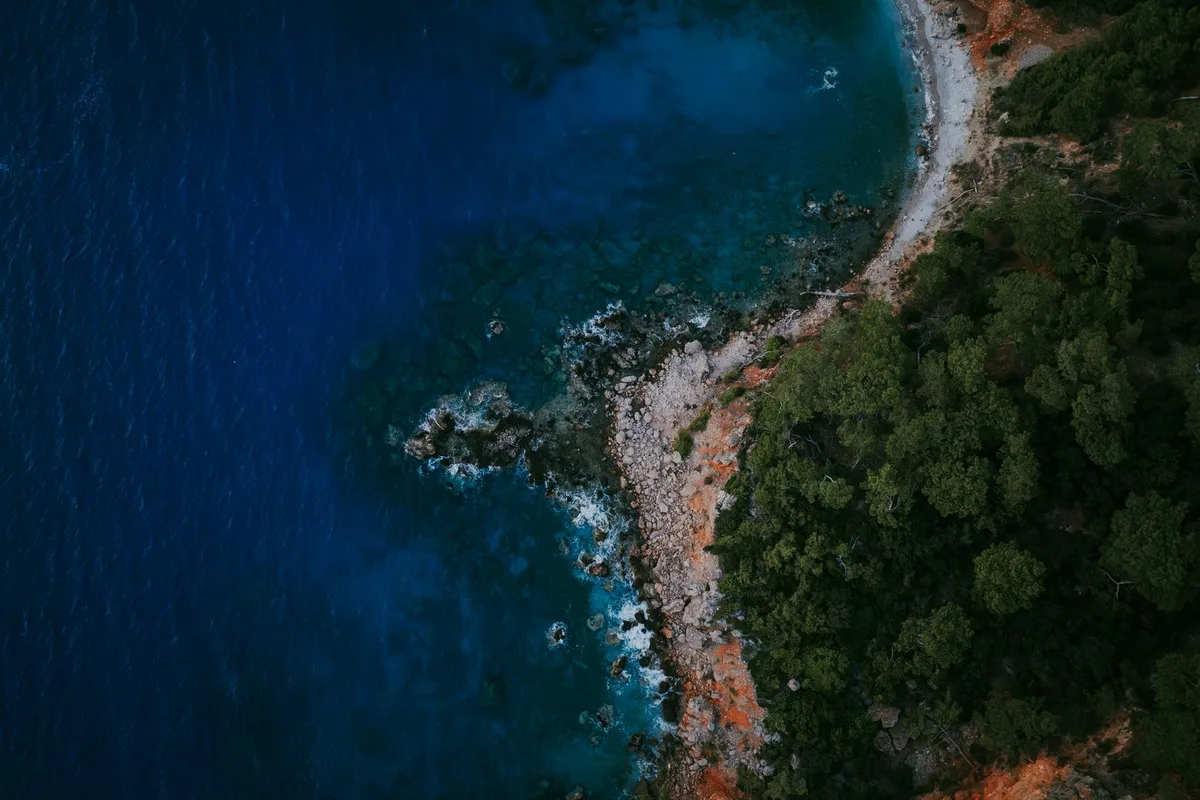 Karaöz yakınında saklı koy ve berrak deniz