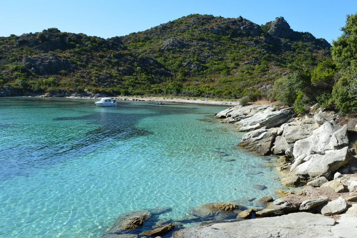 Sazak Koyu'nda çakıl plaj ve turkuaz deniz