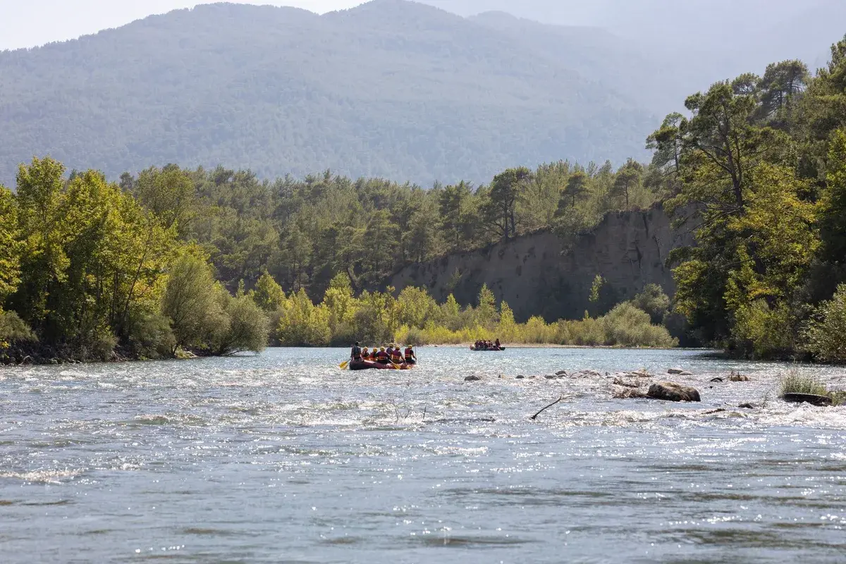 Köprülü Kanyon'da nehir ve rafting