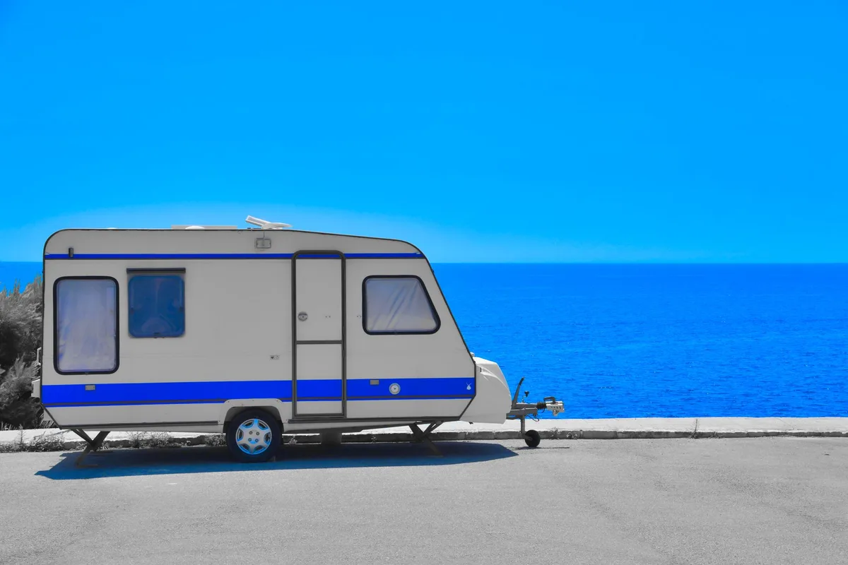 Deniz manzaralı noktada park etmiş karavan