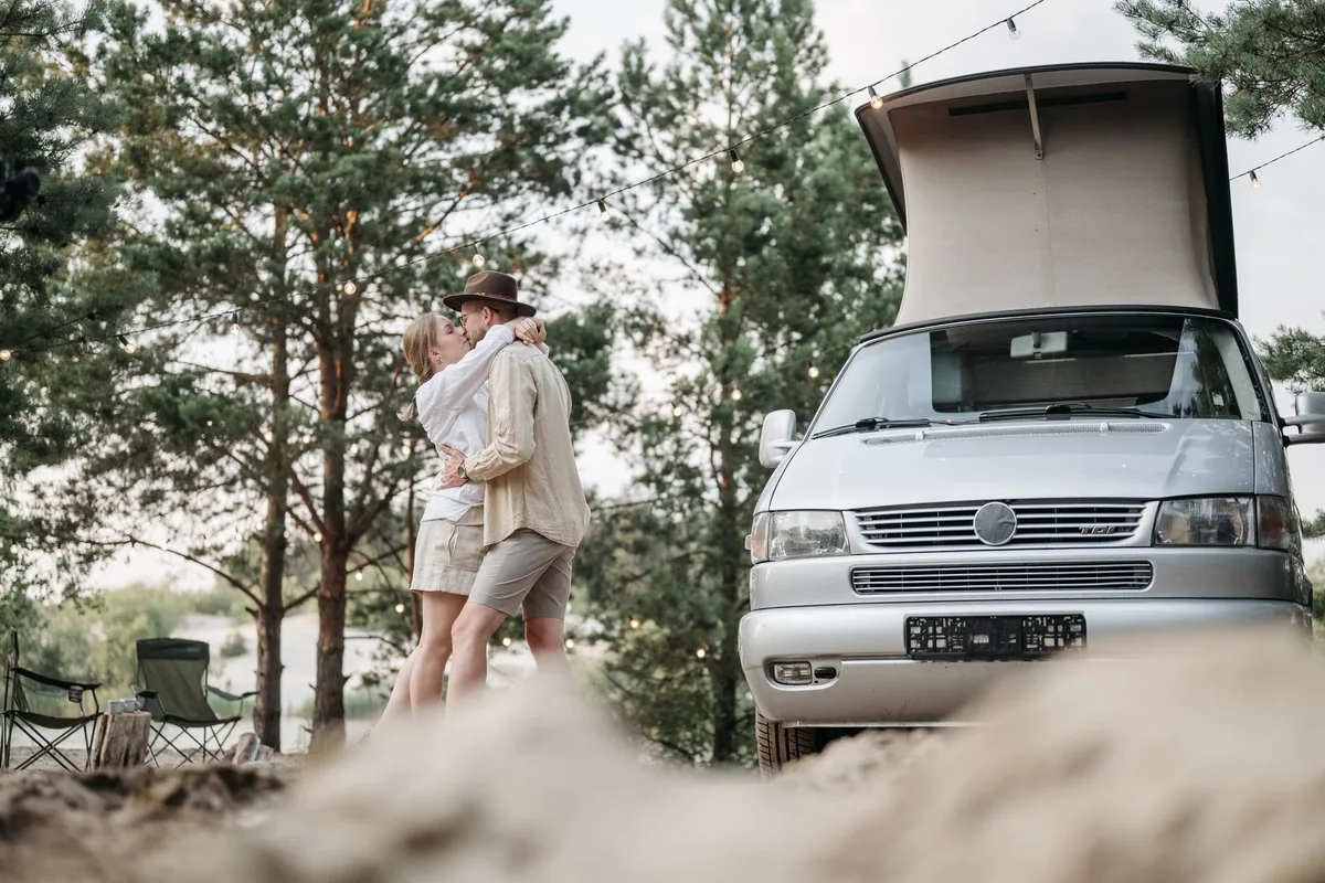 Karavan kamp alanında elektrik ve su bağlantısı