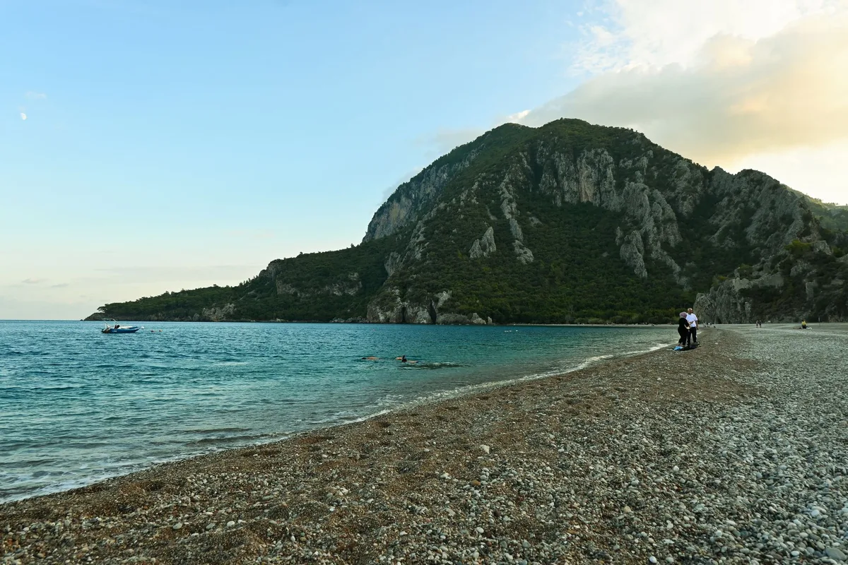 Olympos çakıl plajı ve turkuaz deniz