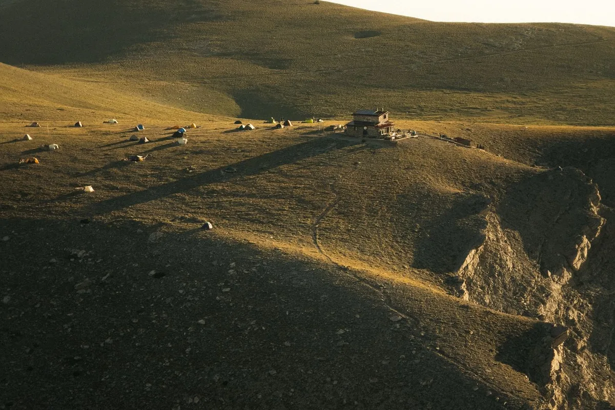 Yüksek yayla çayırında dağ kampı