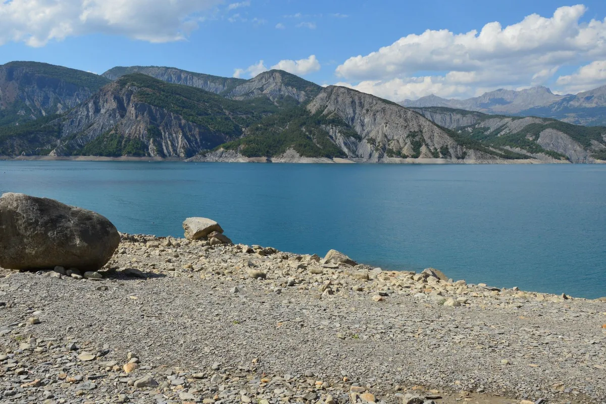 Dağlarla çevrili mavi Eğirdir Gölü kıyısı