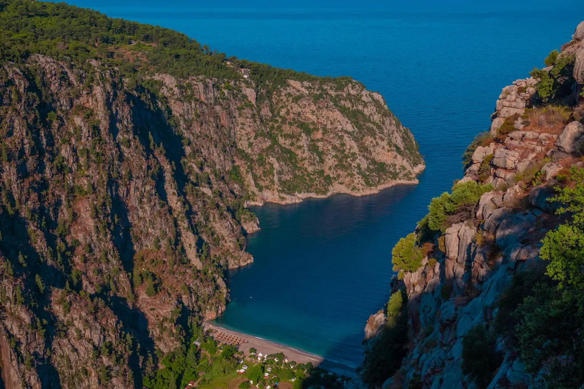 Kabak Koyu yakınında Likya Yolu'nun geçtiği sarp kıyı