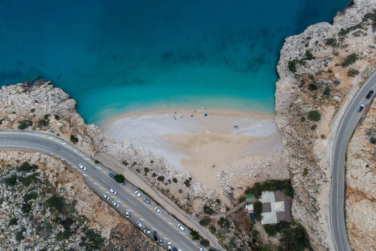 Kaputaş Plajı turkuaz koy ve kumsal