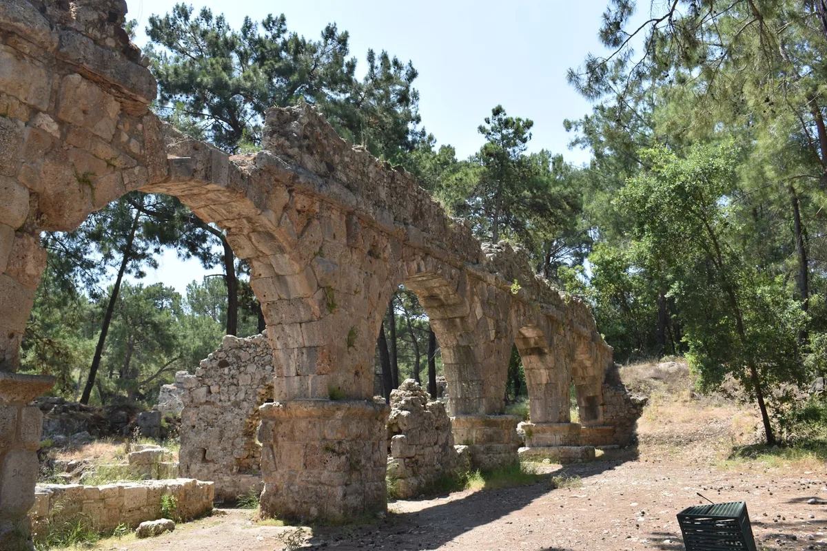Phaselis Antik Kenti'nin çam ormanı içindeki su kemeri kalıntıları
