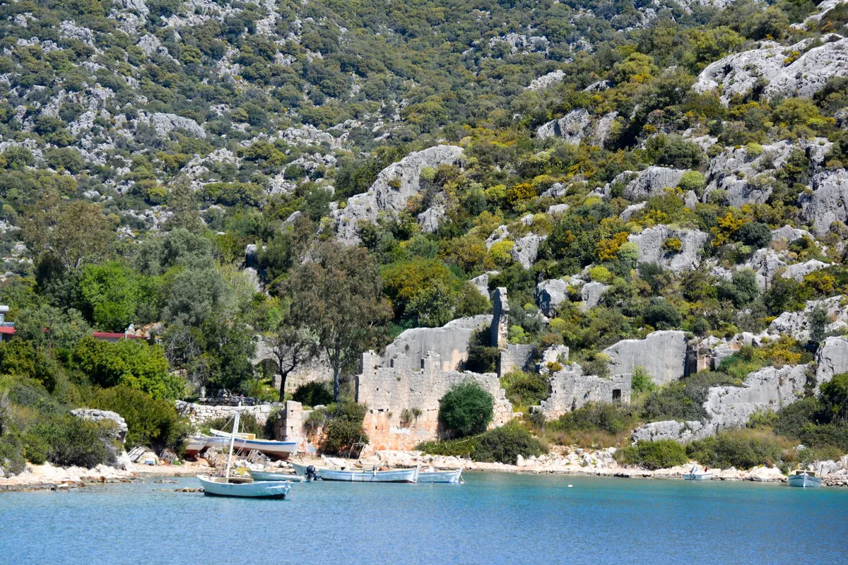 Phaselis antik kenti sahili ve çam ormanı